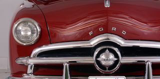 Illustration for article titled This Is Why Many Old Fords Had Badges With Three Cats On Them